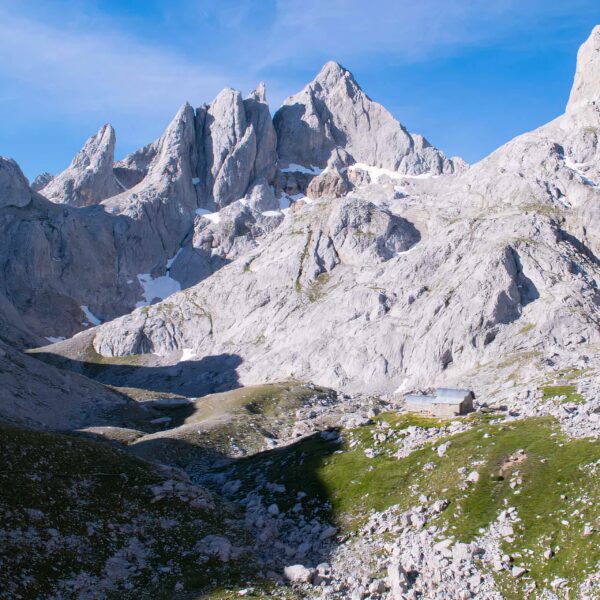 12.trekking-picos-de-europa-macizo-central-con-three-mountains