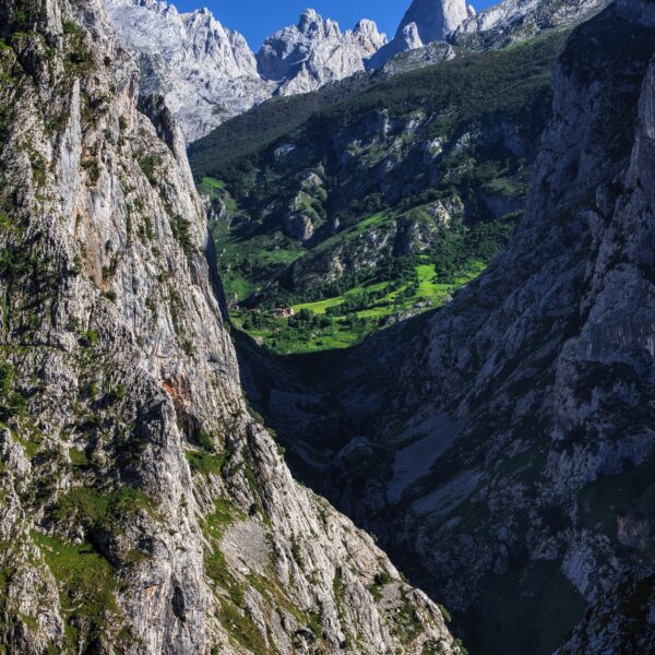 20.trekking-picos-de-europa-macizo-central-con-three-mountains